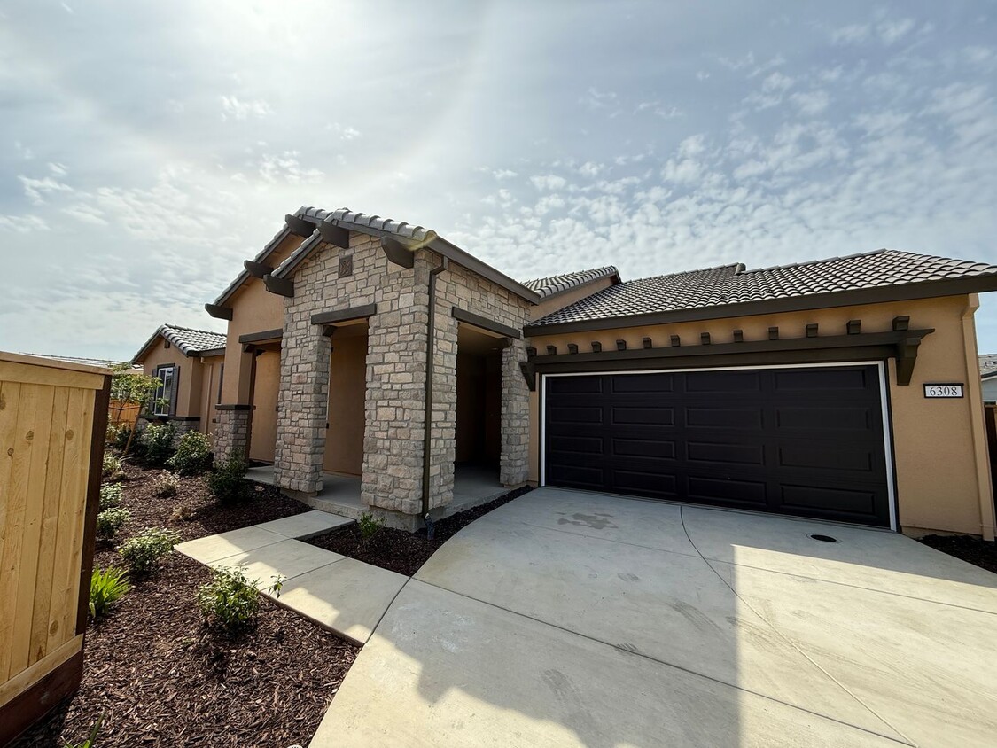 Foto principal - Brand NEW single story home in Hughson!