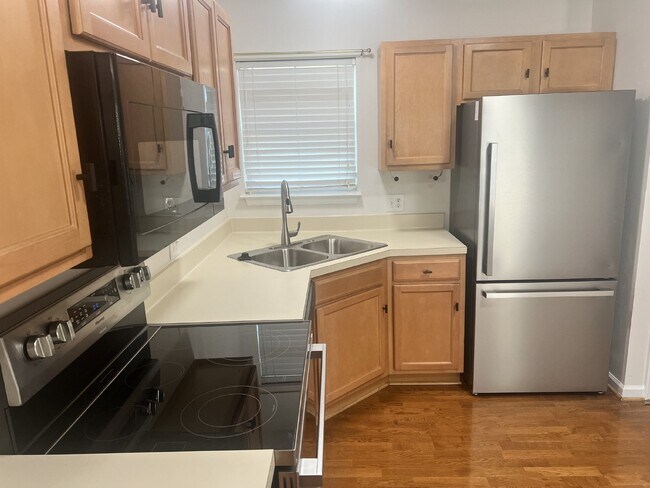Foto del edificio - Charming 2-Bed, 2.5-Bath Townhouse with 13...