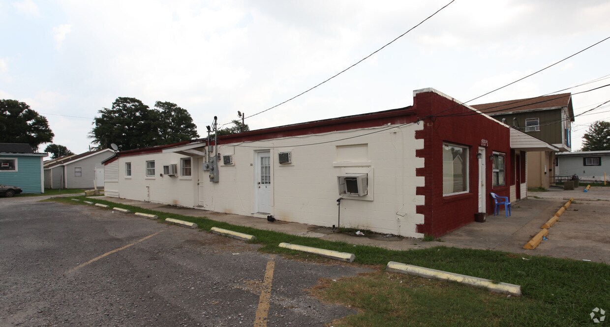 Building Photo - 1935 Claire Ave
