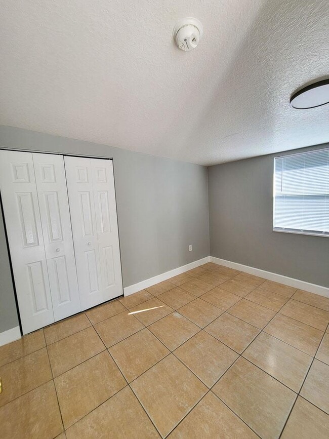 Foto del edificio - 1000 E Magnolia Ave