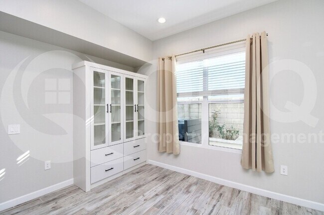 Foto del edificio - 4855 E Village Dr