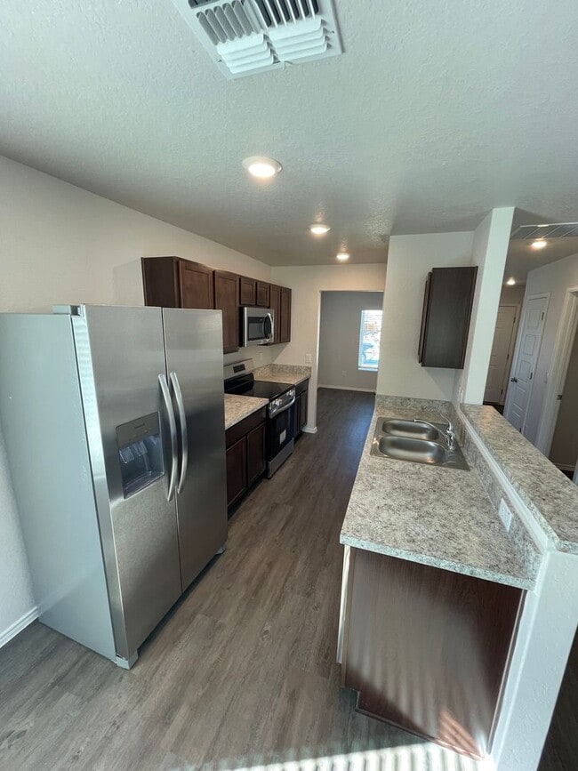 Building Photo - *Pre-leasing* Three Bedroom | Two Bath Home in Legend Pond