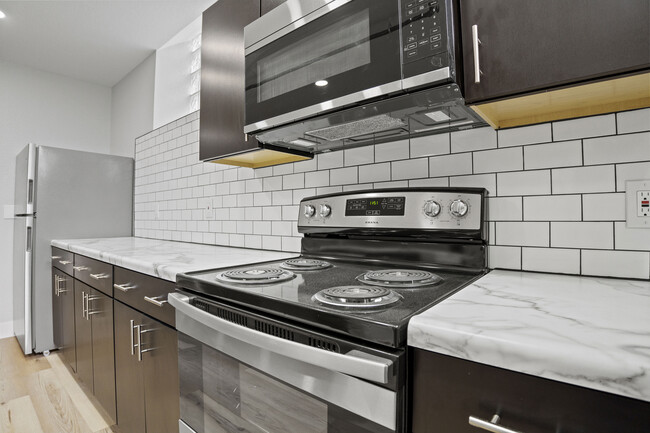Kitchen - SS Range - 435 Ann St