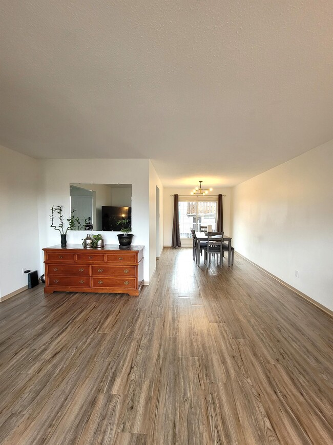 Building Photo - 102 Raven Crescent