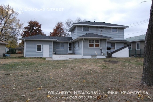 Foto del edificio - Four Bedroom HUGE House in South Saint Paul!