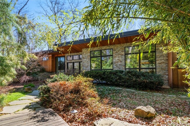 Building Photo - 14 Tall Tree Ct