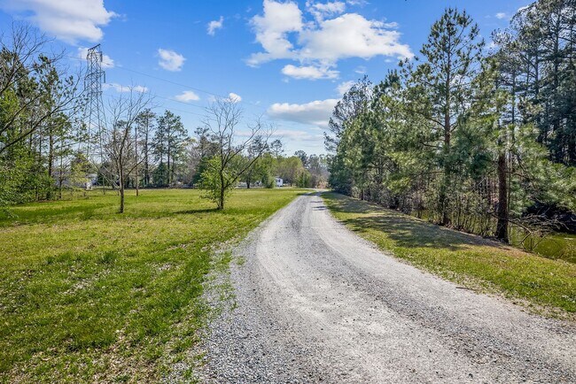 Building Photo - Country Living at its Best! 2 bedroom-2 ba...