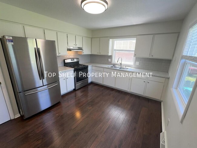 Building Photo - 308 SW Westview Dr
