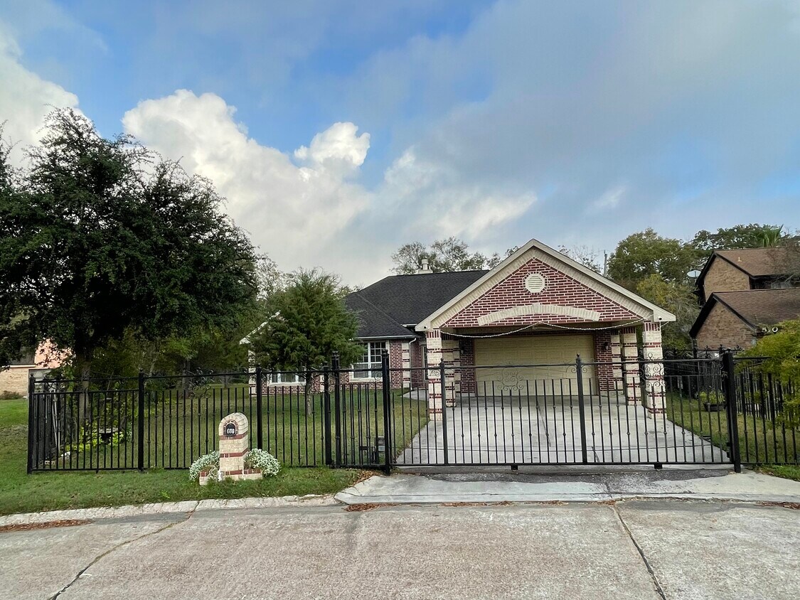 Beautiful one-story house with remote-controlled security gates. - 600 River Bend Dr