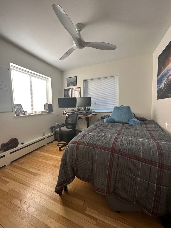 Building Photo - Renovated 2 Bed Steps From The E Line!