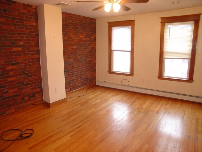 Foto del edificio - 527 E 3rd St