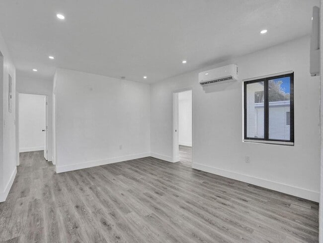 Building Photo - 940 SW 28th St