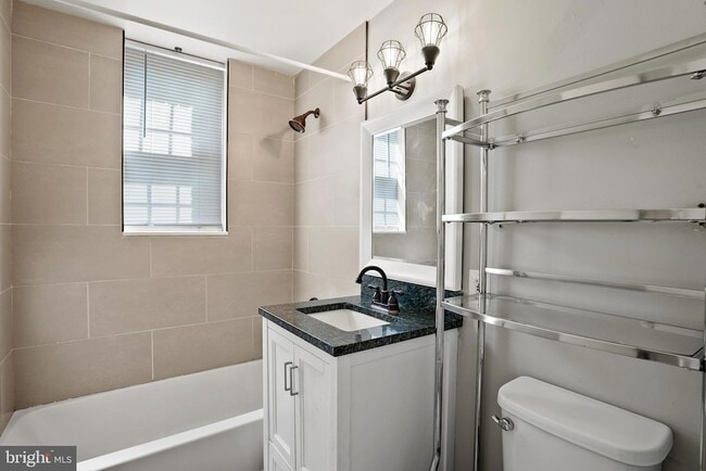 Building Photo - 1721 Queens Ln