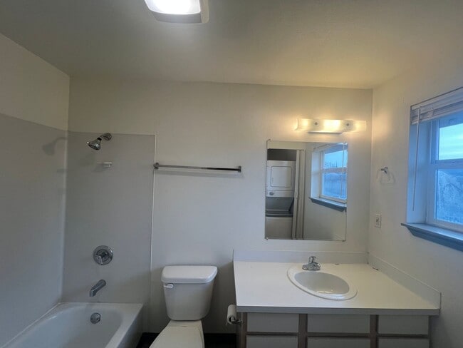 Foto del edificio - 2 Bed, 1 Bath 2nd Floor Unit in Lettered Streets District