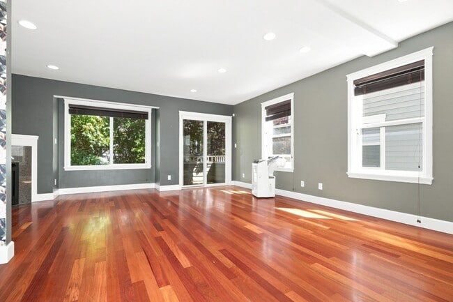 Building Photo - *Beautiful Ballard Townhome with Spacious Fenced Yard & Attached Garage FOR RENT* Available for M...