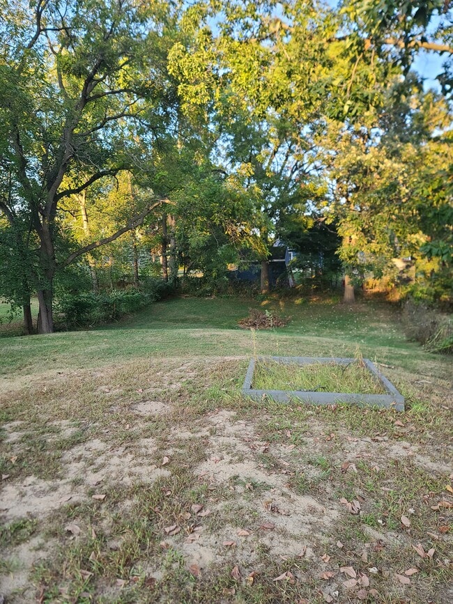 Building Photo - 8149 Antioch Rd