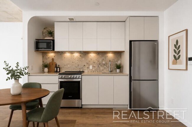 Foto del edificio - LUXURY 1 BED IN AMENITY PACKED BUILDING IN BUSHWICK