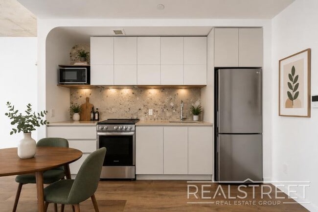 Building Photo - LUXURY 1 BED IN AMENITY PACKED BUILDING IN BUSHWICK