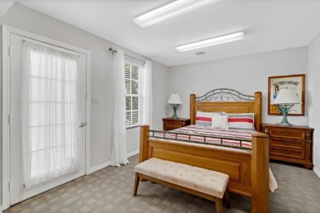 Building Photo - Quaint 2/1 home with plenty of yard, deck ...