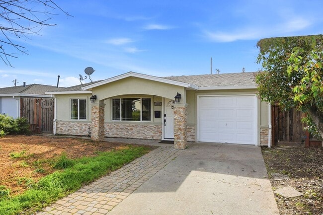 Building Photo - Sunning 3BD/3BA w/Bonus Room and Private Yard