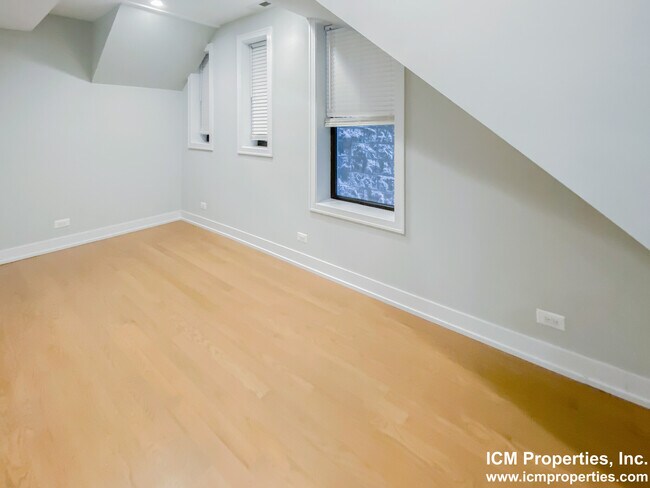 Foto del edificio - 2318 N Southport Ave