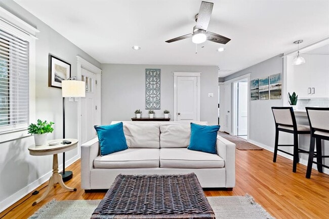 Foto del edificio - 5614 Shoalwood Ave