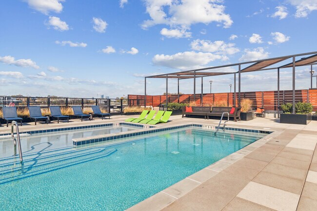 Tome el sol o refrésquese junto a la piscina con vistas al horizonte. - Residences at The Finery