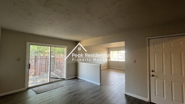 Building Photo - Spacious 3bd/1ba Duplex with Garage - Grea...
