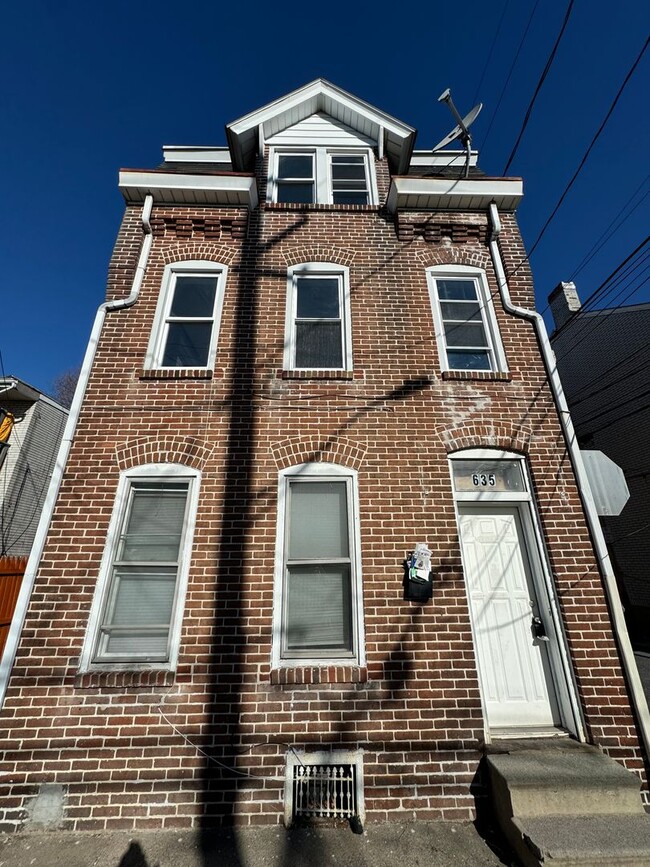 Building Photo - Remodeled LARGE FOUR BEDROOM End of Row