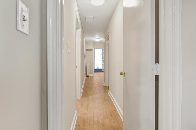 Foto del edificio - 2619 Woodley Pl NW