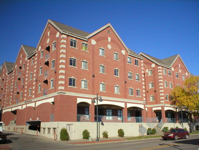 Building Photo - Apartments at Iowa