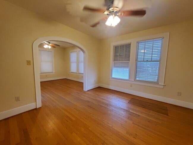 Building Photo - Cute 2 bedroom cottage on corner lot