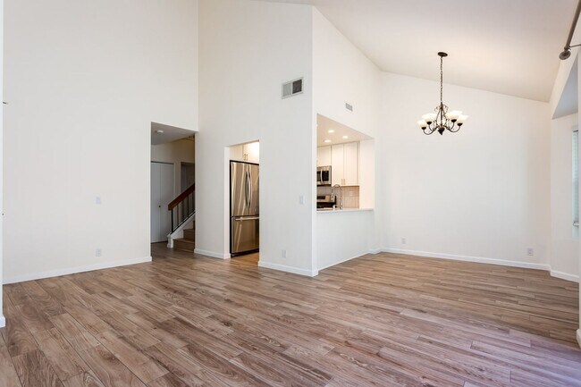Building Photo - Charming Remodeled Townhome!
