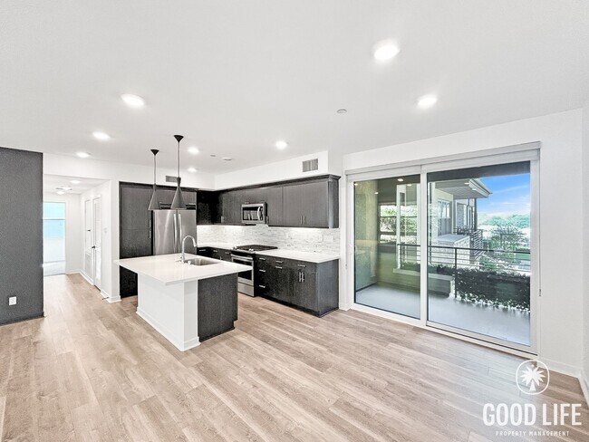 Foto del edificio - Beautiful 3BD/3BA w/ A/C, In-Unit Laundry, and Attached Garage in Mission Valley!