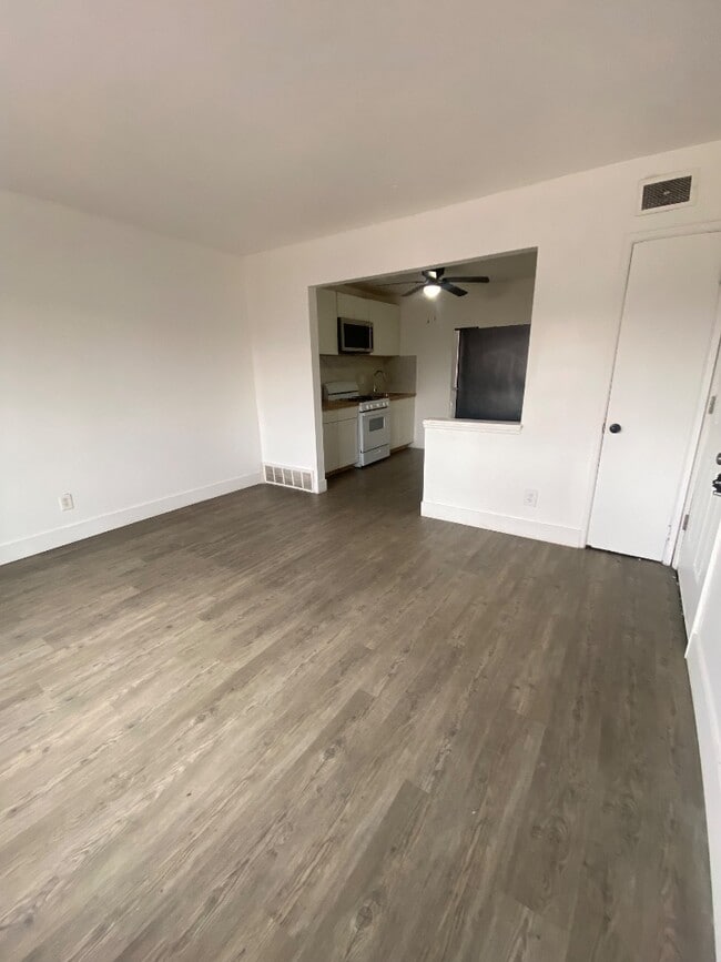 Building Photo - 813D Courtois