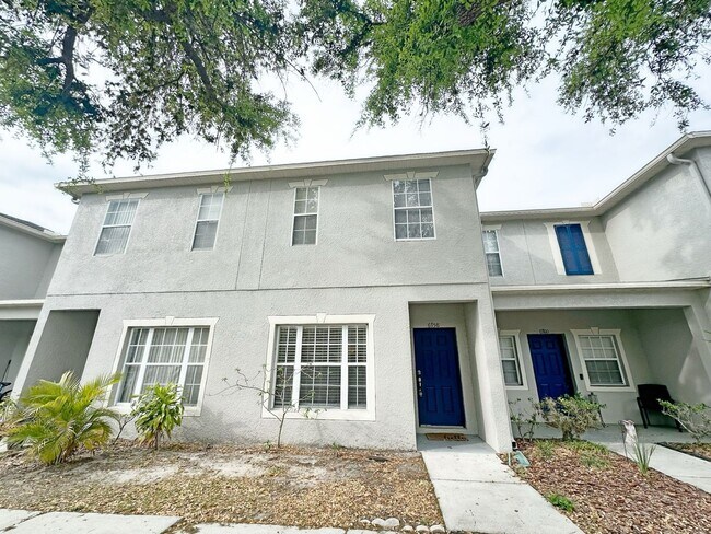 Foto del edificio - This perfect low-maintenance townhome is r...