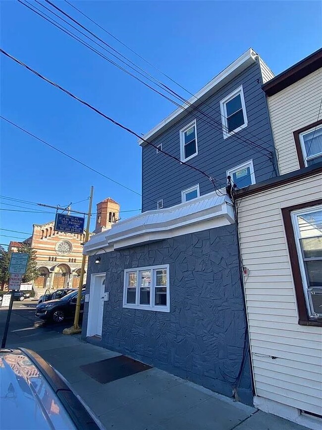 Building Photo - 705 8th St