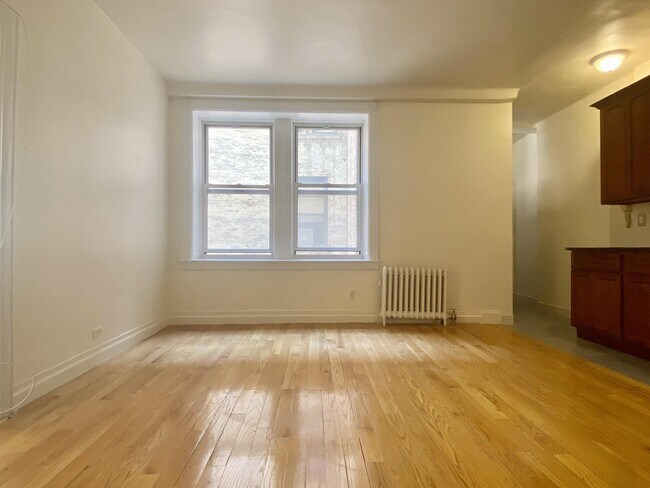 Building Photo - 140 W 71st St