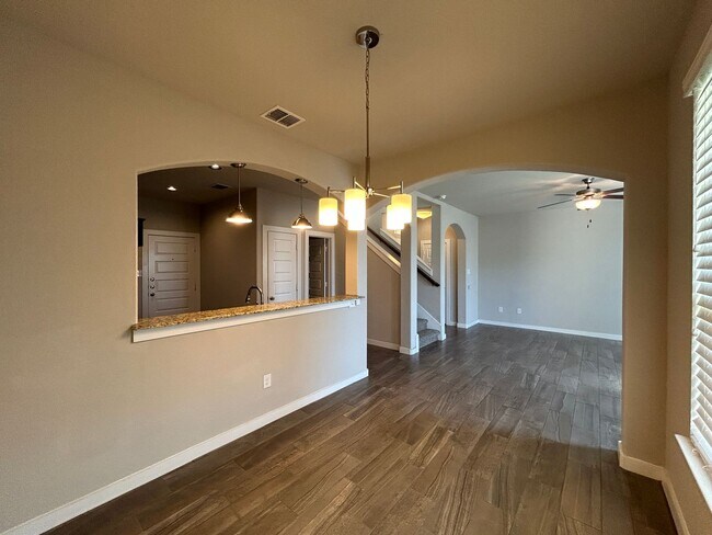 Building Photo - 1 Month Free Rent/ Large 3 Bedroom Duplex ...