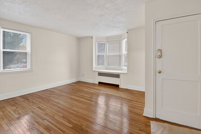 Building Photo - 6133 Parkway Dr