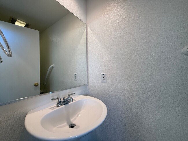 Foto del edificio - Beautiful 3B/2.5BA Home in Mira Mesa for R...
