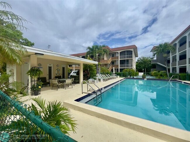 Foto del edificio - 651 Pine Dr