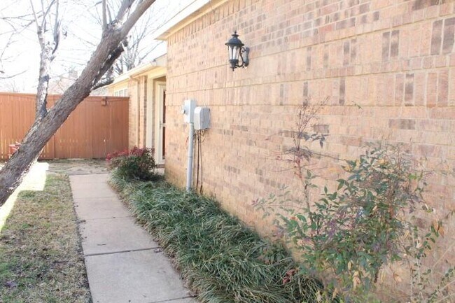 Building Photo - 915 Azalia Dr
