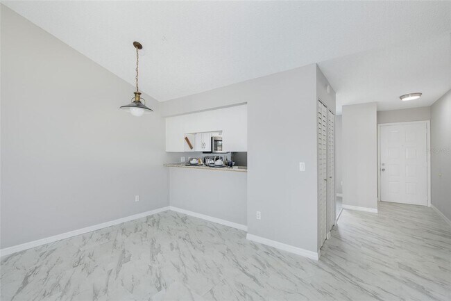Foto del edificio - Beautifully Updated Condo