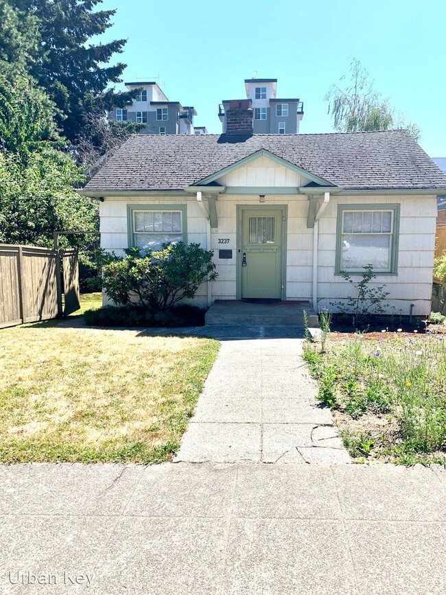 Building Photo - 2 br, 1 bath House - 3237 SW Genesee St