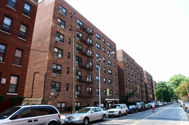 Foto del edificio - 14330 Roosevelt Ave