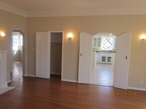Building Photo - 624 N Sycamore Ave