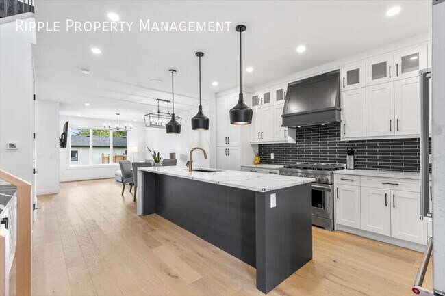 Photo du bâtiment - Modern 3 Beds, 2.5 Baths Duplex | 1 Pet Al...