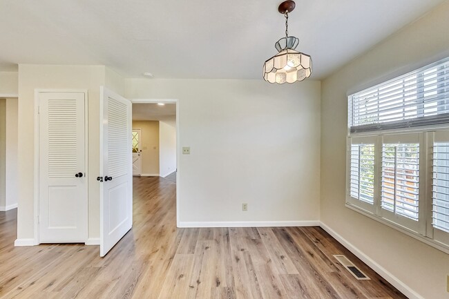 Building Photo - Lovely 3Bed/2 Bath Home with Beautiful Pri...