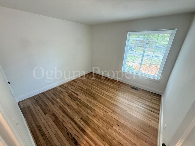 Building Photo - 2628-B Greenbrier Rd-1BR/1BA-College Village Townhome!!!